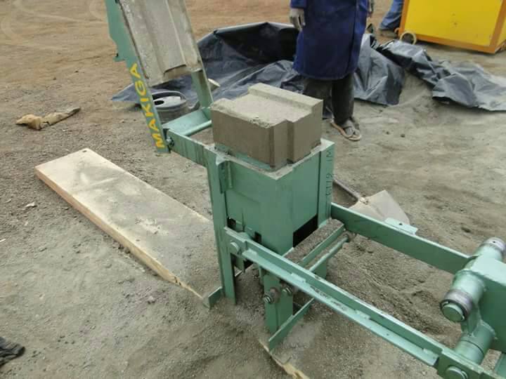 MACHINE PRESSE A PAVES, pour pavés en terre de 230x220x115mm